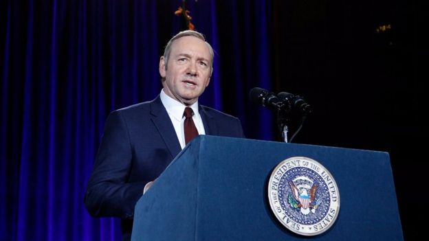 Kevin Spacey interpreta al polémico personaje de Frank Underwood.