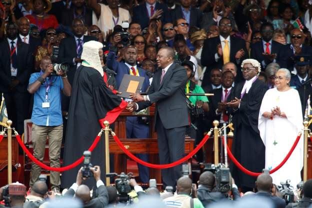Peu avant cette déclaration de M. Odinga, son rival, le président kényan, Uhuru Kenyatta, a été investi pour un second et dernier mandat à la tête d'un pays.