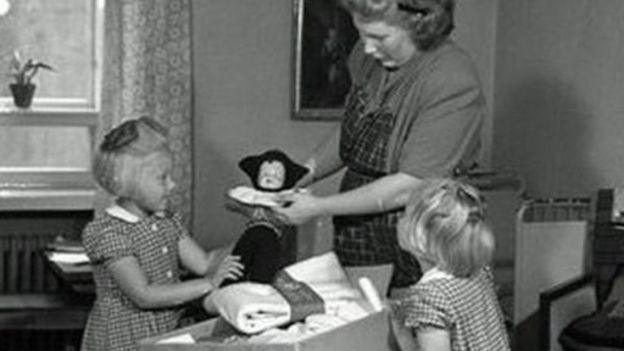 Una madre muestra a dos niñas el contenido de la caja en 1947 (Foto: Museo del Trabajo de Finlandia Werstas)