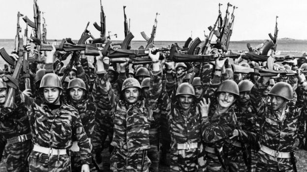 Soldados de la OLP celebran luego de un entrenamiento en mayo de 1967.