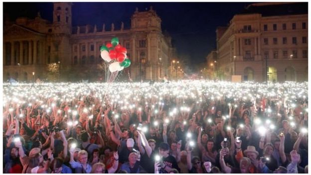 வலதுசாரி பிரதமருக்கு எதிராக திரண்ட ஒரு லட்சம் மக்கள்