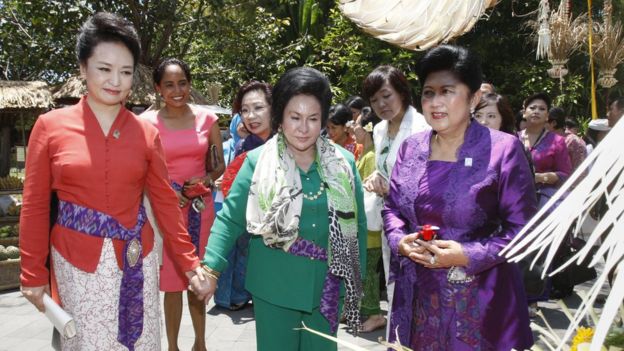 彭丽媛和（自左至右）马来西亚首相夫人罗斯玛·曼梳、印尼总统夫人阿尼·尤多约诺手拉手