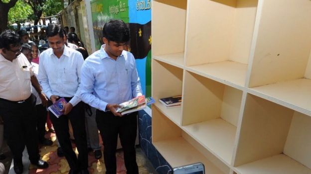 அன்பிற்கும் உண்டோ அடைக்குந்தாழ் சொல்கிறது திருநெல்வேலியின் அன்புச் சுவர்