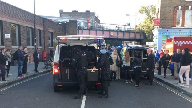 La policía frente a la estación Parsons Green