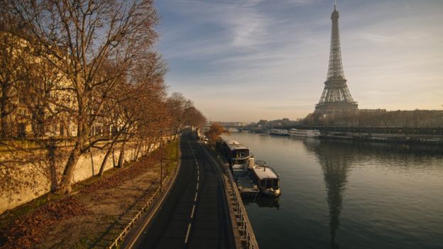 Torre Eiffel y su sombra en el río Sena