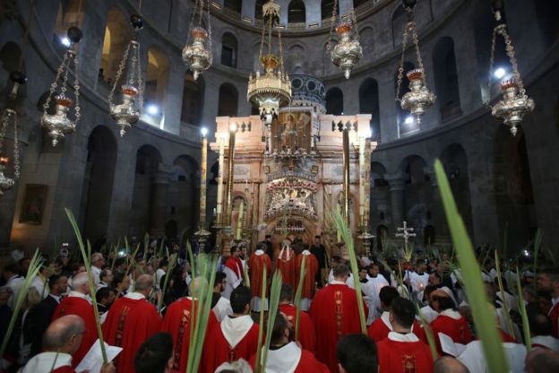 Umat Katholik merayakan Minggu Palma di Gereja Makam Kudus, Yerusalem