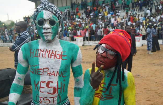 Mashabiki wakimuomboleza mwana soka wa Nigeria Stephen Keshi nchini Togo mnamo mwezi Juni