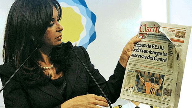 La presidenta Cristina Fernández de Kirchner realizó una fuerte campaña contra el Grupo Clarín, al cual acusaba de mentir.