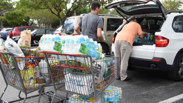 Compradores llevan agua y alimentos antes de la llegada de Irma a Florida