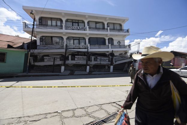 Un hombre camina en Tacana, San Marcos, Guatemala, frente a un edificio que se vio afectado por el terremoto de magnitud 8,2 que azotó México.