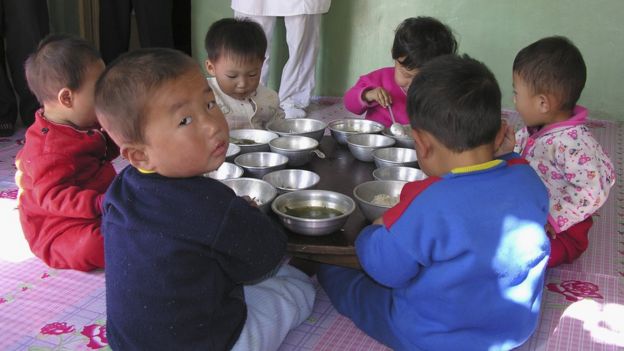 Niños comiendo en una guardería