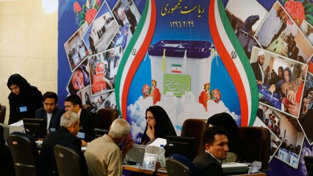 Iranians register as candidates in May's presidential election (11 April 2017)
