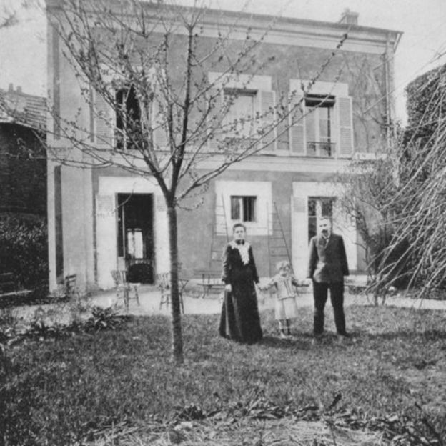 Pierre y Marie Curie com sua filha Irene