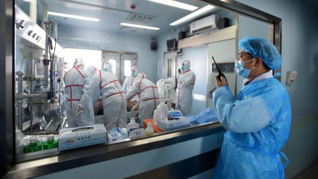 Médicos chinos siguiendo los protocolos de seguridad ante un caso de gripe aviar.