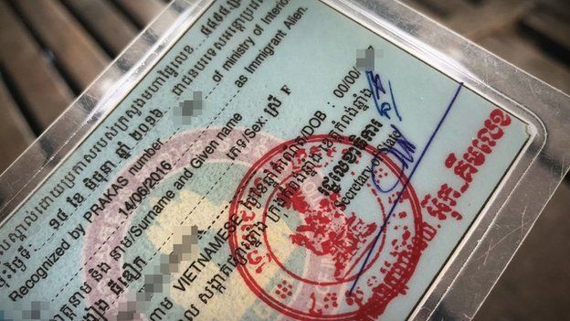 Sau khi đóng 250,000 Riel, người dân sẽ được nhận Thẻ Ngoại Kiều (như trong hình). Cứ hai năm đóng một lần, đến năm thứ 7 thì họ đủ tiêu chuẩn để đăng ký nhập quốc tịch Campuchia.