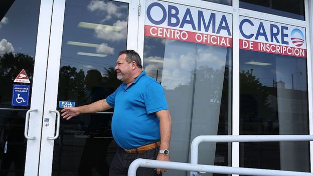 Persona entrando a centro de inscripción de Obamacare.