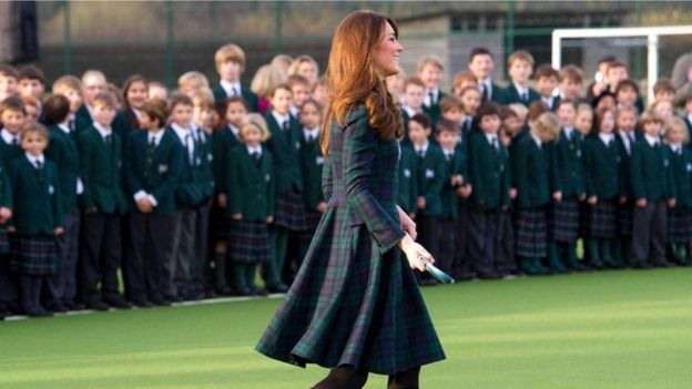 Kate Middleton com casaco tartã
