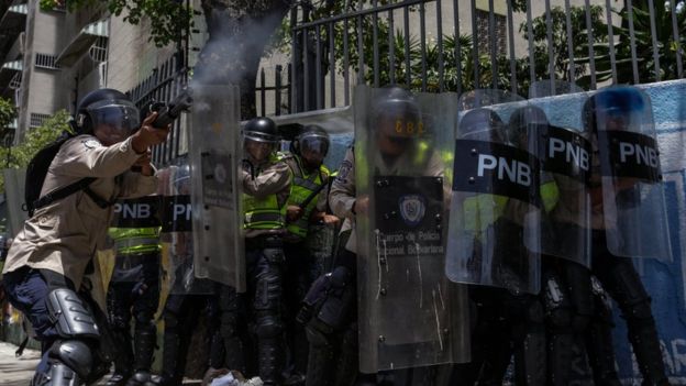 Policías lanzan gases lacrimógenos