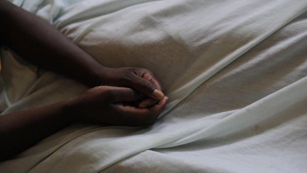 Manos de una niña congolesa que fue violada en Kivu del Norte.