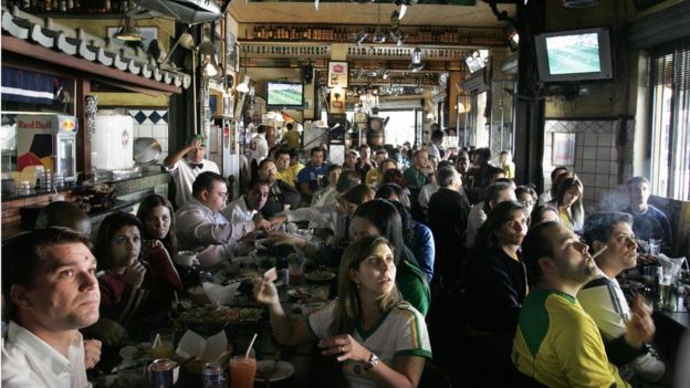 Bar en Sao Paulo durante un partido del mundial de fútbol