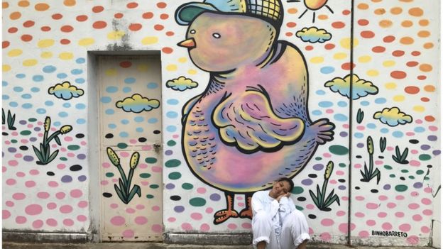 Aparecida em frente a obra