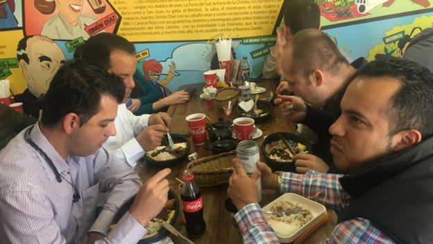 Clientes disfrutan de un plato venezolano en Budares (Foto: Boris Miranda)