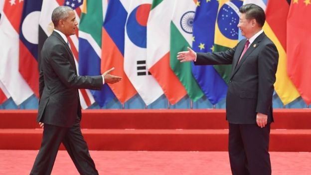 El presidente de China, Xi Jinping, le da la bienvenida a Obama que llega para tomarse la foto de familia de la cumbre del G-20.