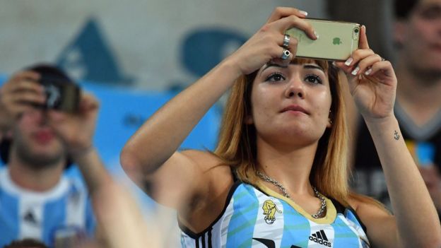 Una argentina toma una foto con un iPhone