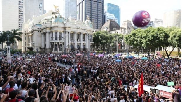 இறுதிச் சடங்கில் கலந்து கொண்ட மக்கள் கூட்டம்