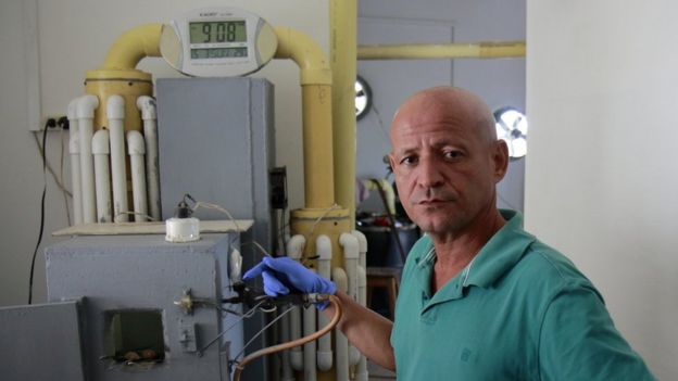 José Gaviria junto a su máquina modelo Pinta, que permite recuperar el mercurio.