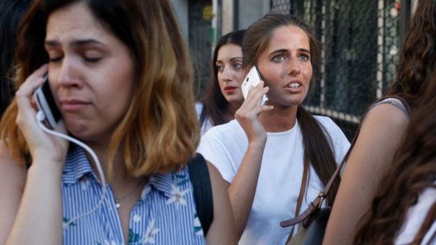 Mujeres hablan por teléfono tras atentado.