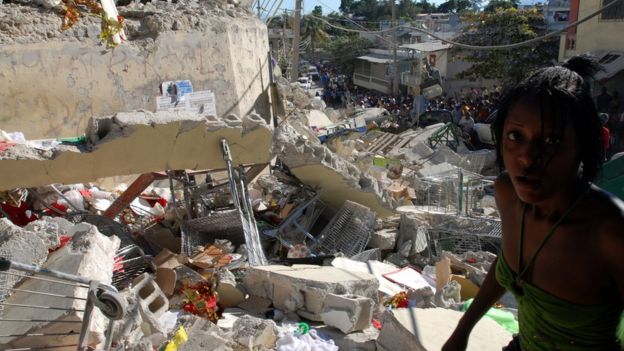 Haitianos tras el terremoto de 2010.