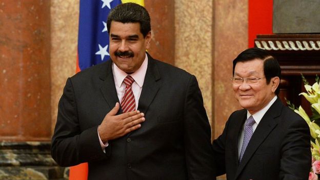 Cựu chủ tịch Việt Nam Trương Tấn Sang tiếp đón Tổng thống Nicolas Maduro tháng 8/2015.