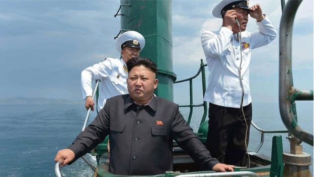 Kim Jong-un en un submarino