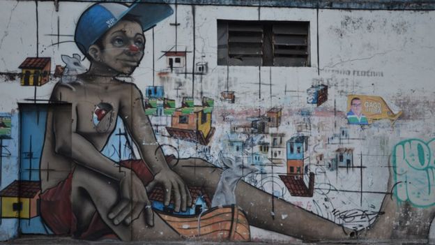 Graffiti de um menino de rua em muro de Salvador