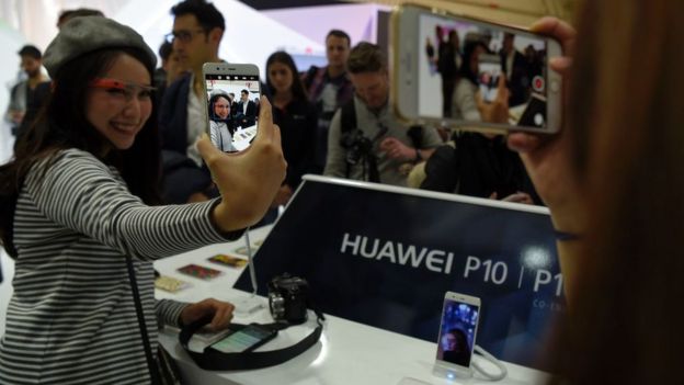 Asistentes a la feria prueban el nuevo Huawei P10