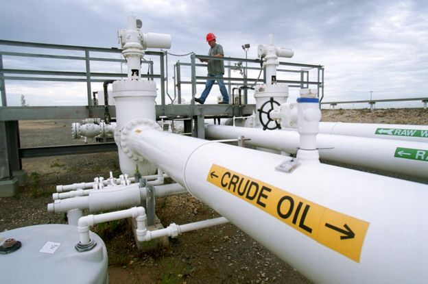 El operario Greg Buckley inspecciona las instalaciones de la Reserva Federal Estratégica de Petróleo en Big Hill, junto a Beaumont, Texas, Estados Unidos.