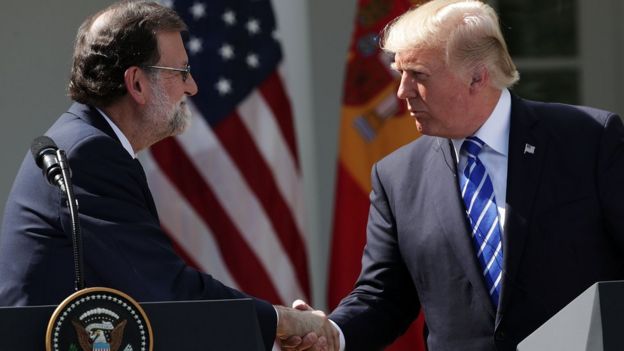 Mariano Rajoy y Donald Trump dándose las manos