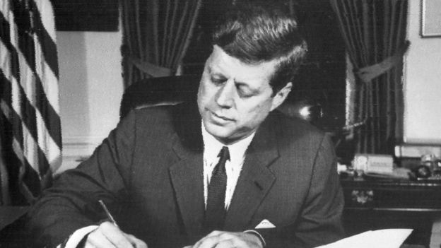Kennedy firma un documento en 1962