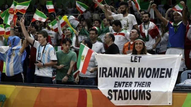در حاشیه مسابقات المپیک هم کسانی به منع حضور زنان ایرانی در ورزشگاه‌ها اعتراض کردند.