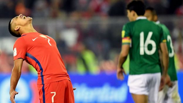 Alexis reacciona en una acción del partido frente a Bolivia