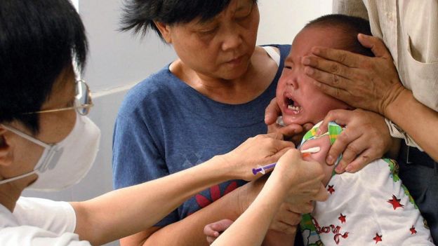 Niño siendo vacunado contra la encefalitis japonesa en China
