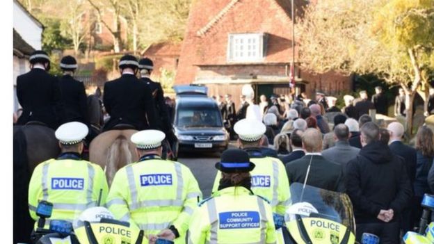 Foto de más de 500 policías y personas de luto atendieron el funeral.