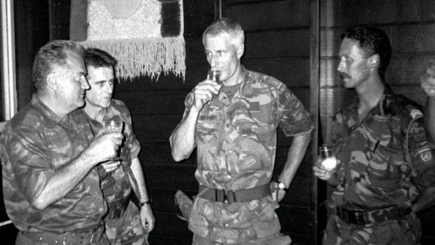 Bosnalı Sıpların komutanı General Ratko Mladiç ile Hollandalı komutan Ton Karremans (12 Temmuz 1995)