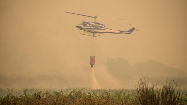 Un helicóptero combate el fuego