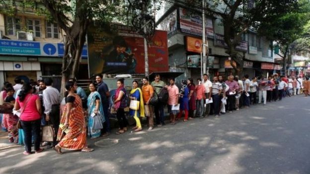 Người dân xếp hàng dài khắp nơi - trong ảnh là hàng dài trước cửa một nhà băng ở side a bank in Kolkata