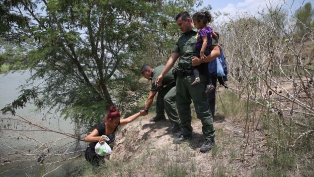 Migrantes indocumentados cruzando el Río Grande