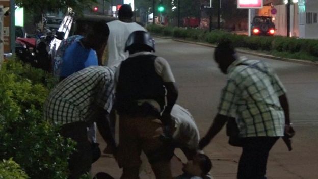 قوات الأمن في بوركينا فاسو تسعف أحد المصابين