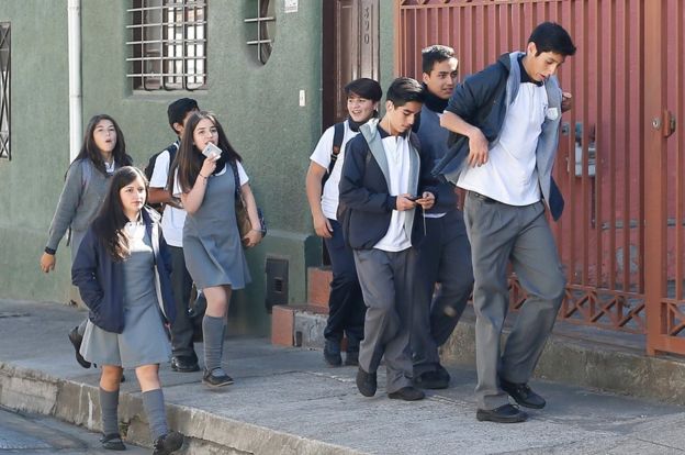 Estudiantes chilenas abandonan la escuela por los temblores.