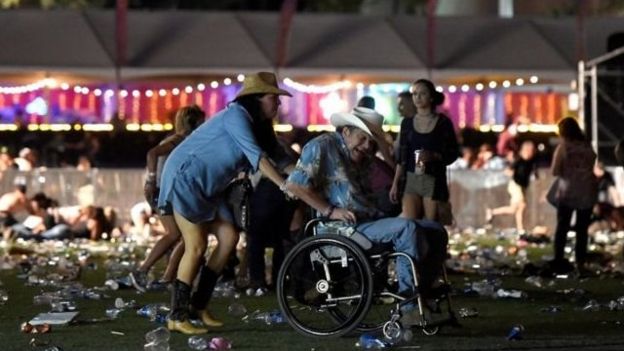 

Di antara pengunjung konser terdapat seorang pria yang menggunakan kursi roda dan harus didorong menjauh dari arena konser.